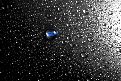 HD Samsung blue water drop wallpaper High def wallpaper of Samsung logo on wet surface.